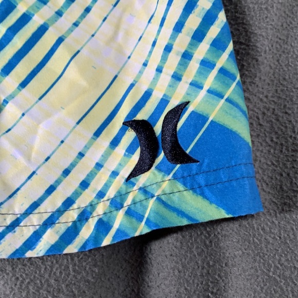 Boys Hurley swim trunks.  Size 14.  Waist 27 - Picture 4 of 8